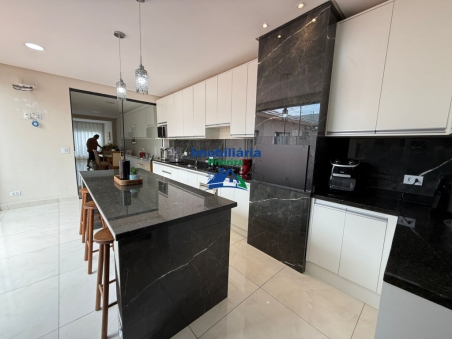 CASA COM PISCINA E SOZINHA NO TERRENO...